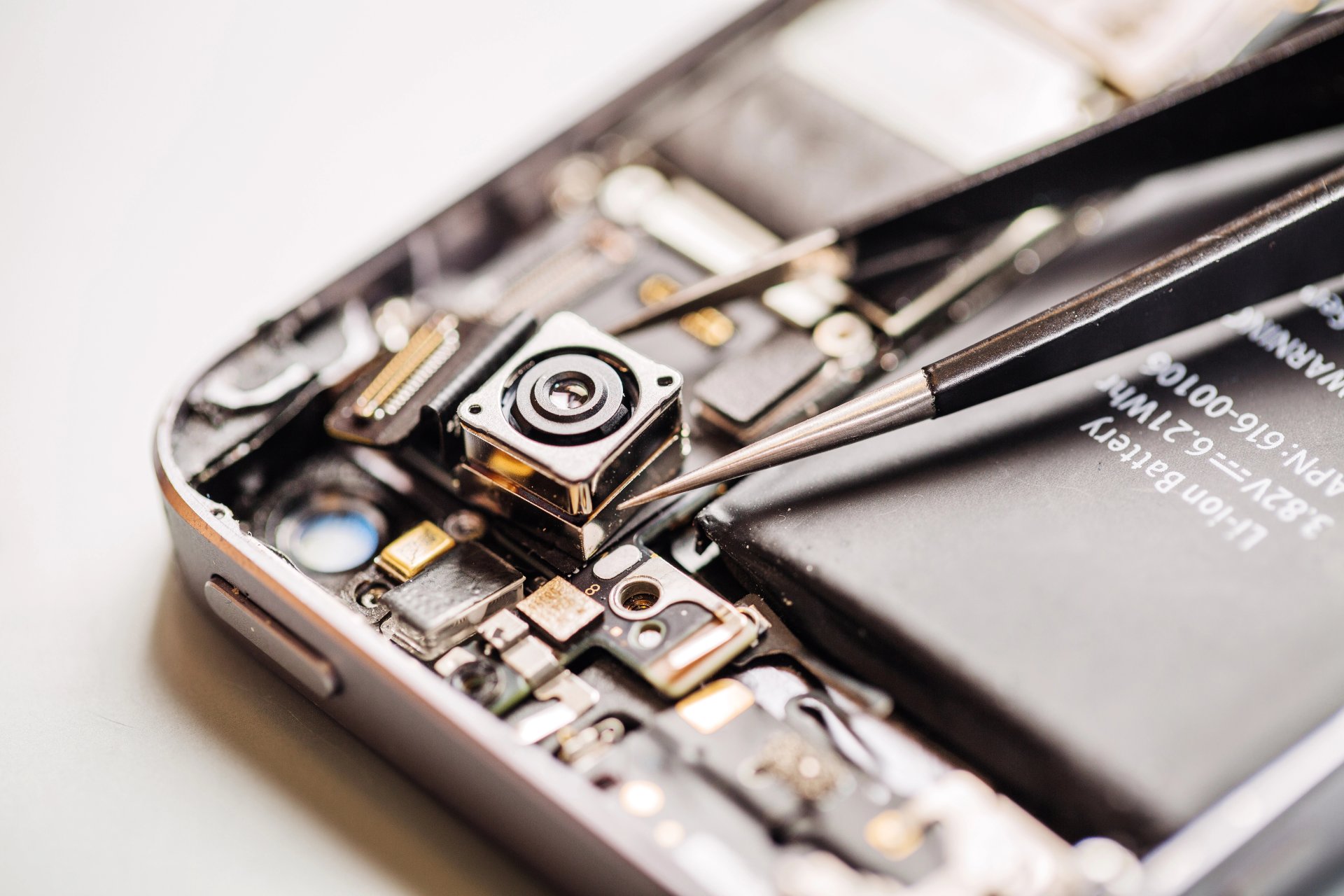 Réparation iPhone caméra à Paris - Vue détaillée des composants internes
